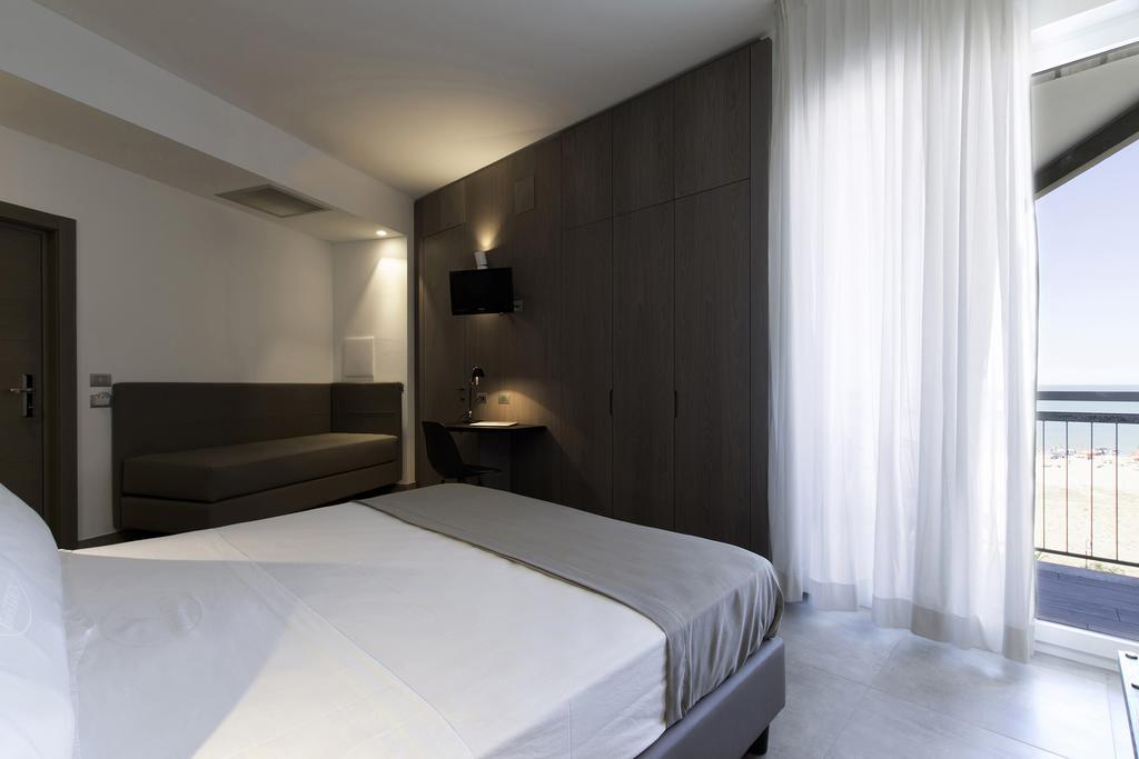 Hotel Eden Алба Адриатика Екстериор снимка