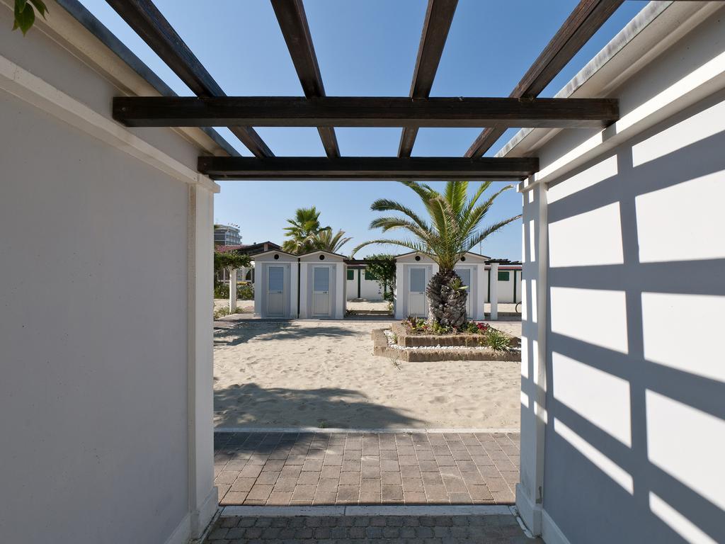 Hotel Eden Алба Адриатика Екстериор снимка