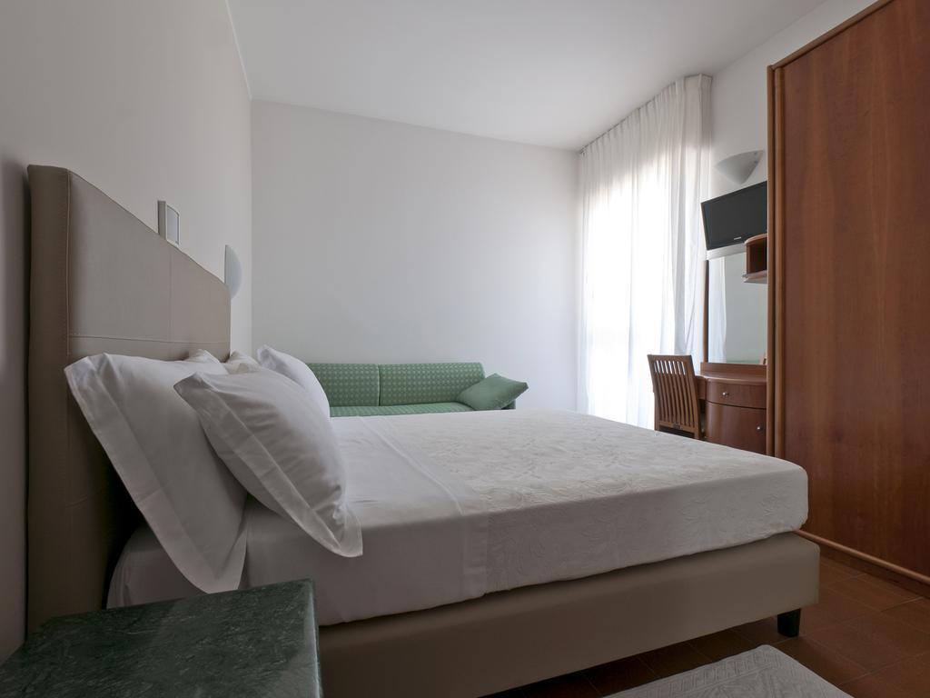 Hotel Eden Алба Адриатика Стая снимка